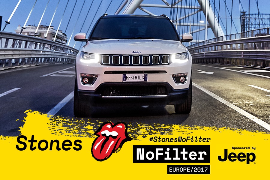 Jeep Compass v soju žarometov ob skupini The Rolling Stones