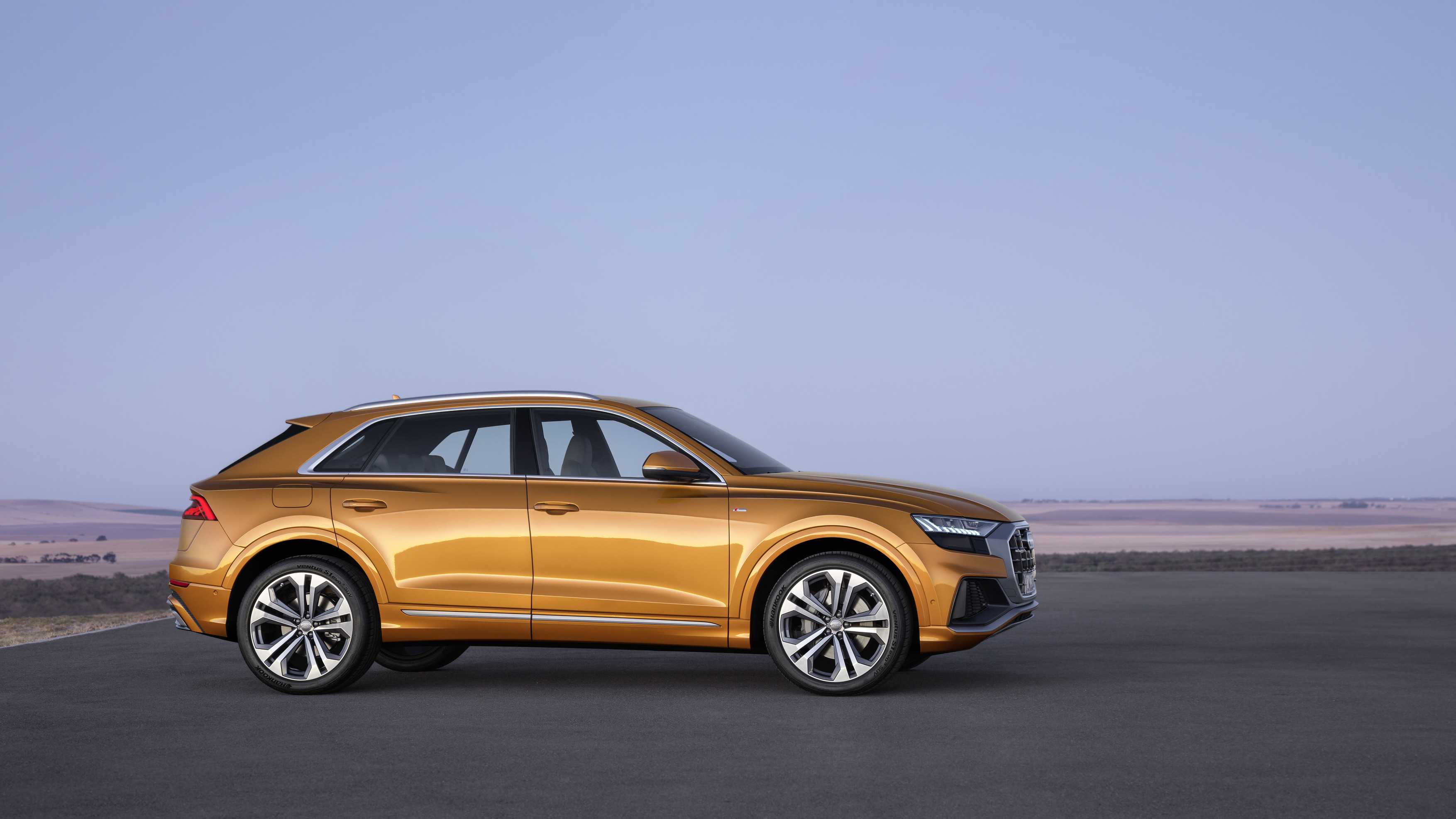 Audi Q8 izžareva športno dinamiko in plemenit prestiž bolj kot kateri koli drug športni terenec znamke Audi. Z dolžino 4,99 metra, širino 2,