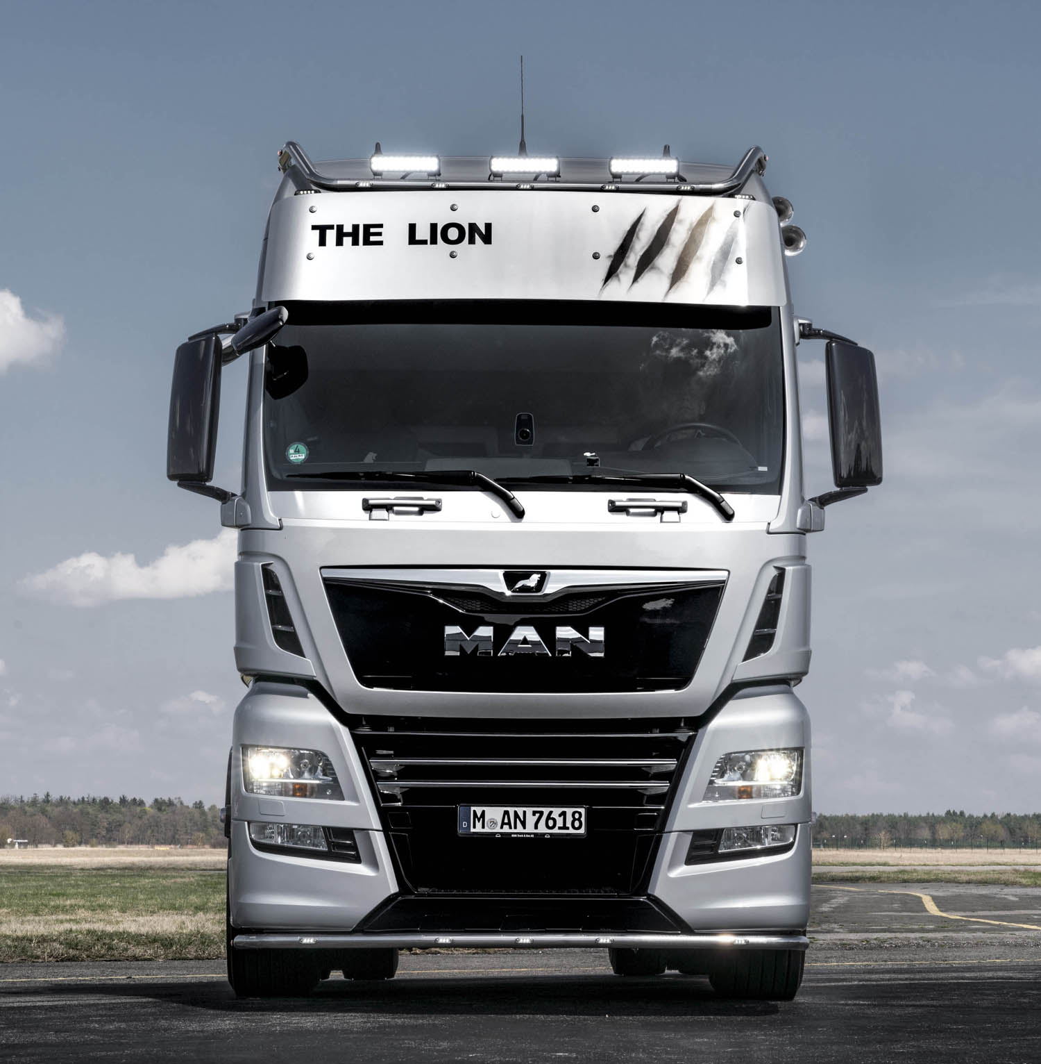 Ta TGX 18.640 ne more ostati neopažen. Največja XXL kabina že sama po sebi pleni poglede, če pa je pobarvana v posebno titan srebrno barvo,