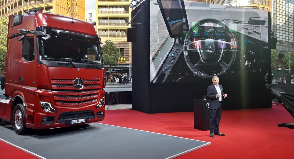 Prvi brez ogledal – prenovljeni Mercedes-Benz Actros