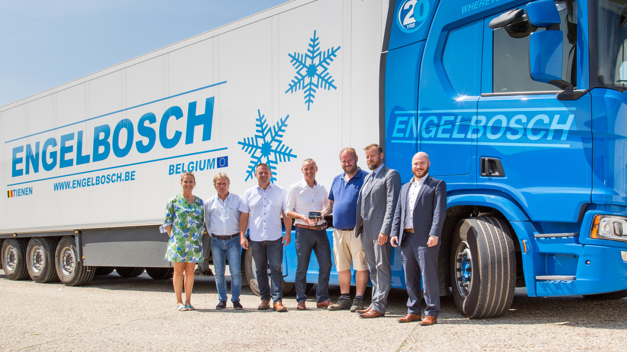 Michel Engelbosch (tretji z desne) je prvo transportno podjetje v Belgiji, ki je prejelo napravo DKV BOX EUROPE za končno preizkusno fazo.