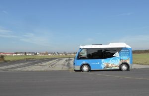 Na opuščenem vojaškem letališču pri Münchnu, smo lahko preizkusili zmogljivosti minibusa.
