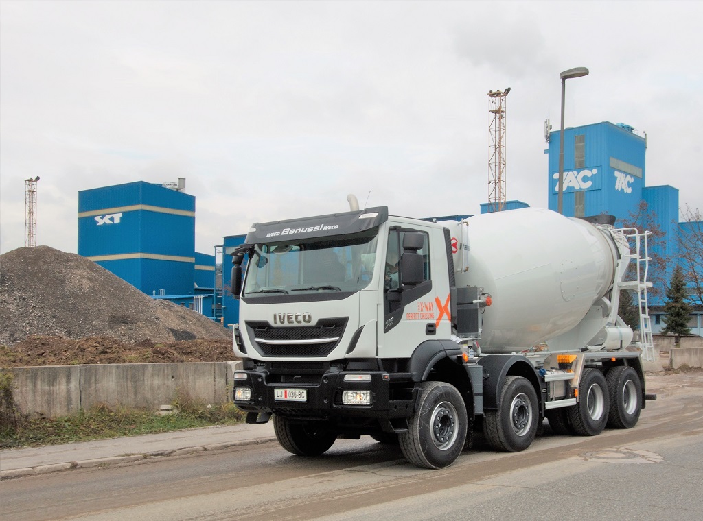 Na cesti z Iveco Stralis X-Way 8×4