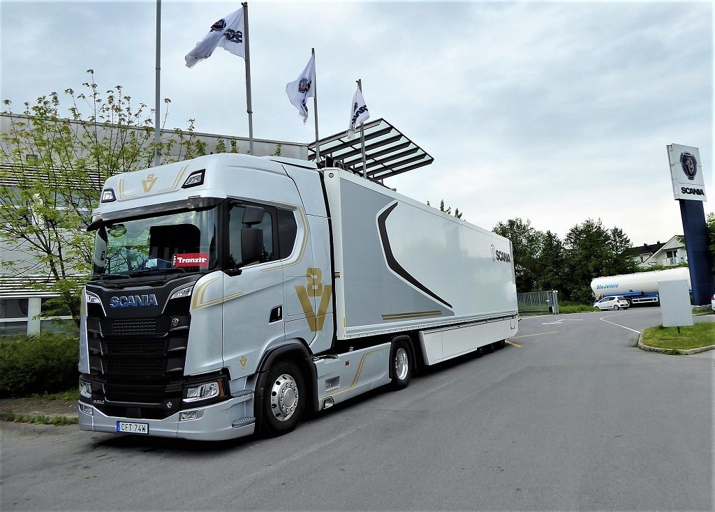 Tudi nova generacija Scanijinih tovornjakov nadaljuje uspešno zgodbo V8 motorjev.