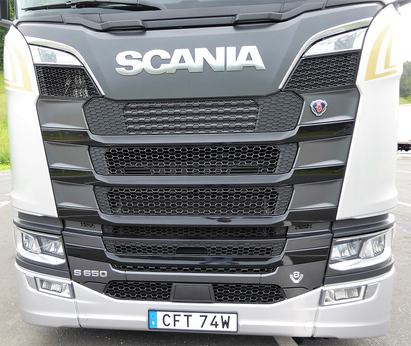 Črna maska z jasnim napisom V8 S650