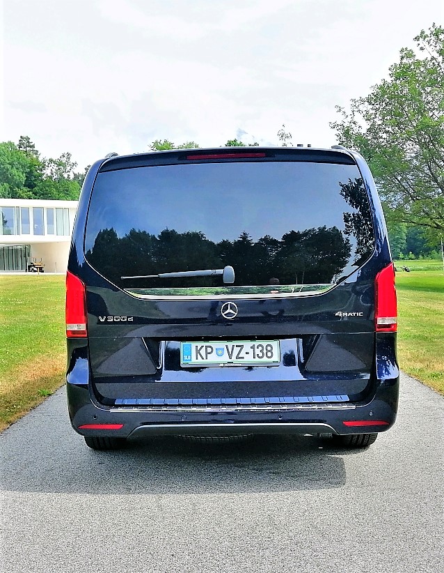 V300d nam da vedeti, da ta motor razvija 240 KM in do 100 km/h pospeši v 7,9 sekunde.