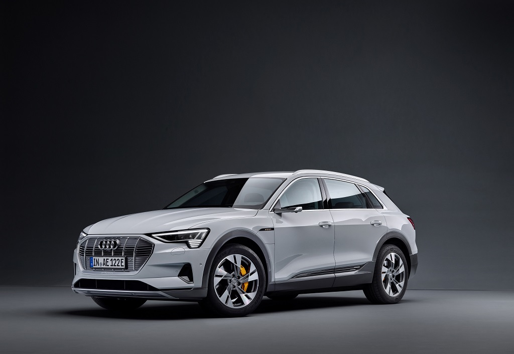 V modelu Audi e-tron 50 quattro sta združeni visoka učinkovitost in športna zmogljivost. Tako kot je za model veljalo ob uvedbi na trg ima t
