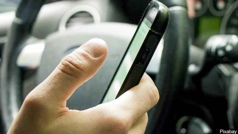Popolna prepoved telefoniranja med vožnjo