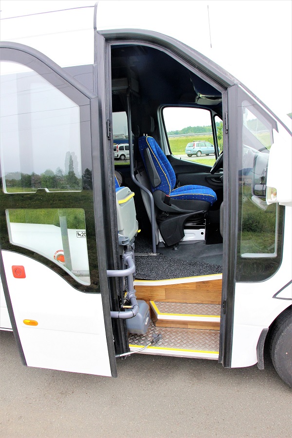 Vstopa se skozi široka električno pomična vrata preko treh stopnic.