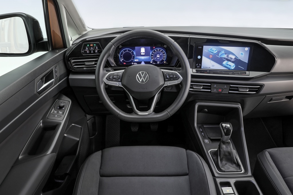 Digitalna armatura, kjer sta v Innovision Cockpit združena digitalna plošča z merilniki in 10,25 palčni osrednji zaslon.