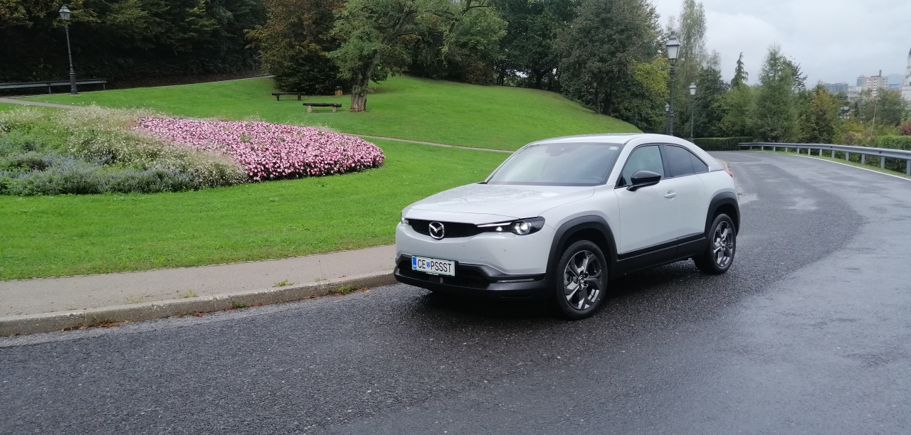 Mazda MX 30 je prvi Mazdin električni avtomobil