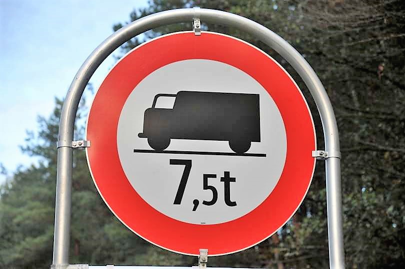 Prepoved vožnje za tovornjake v oktobru in začetku novembra
