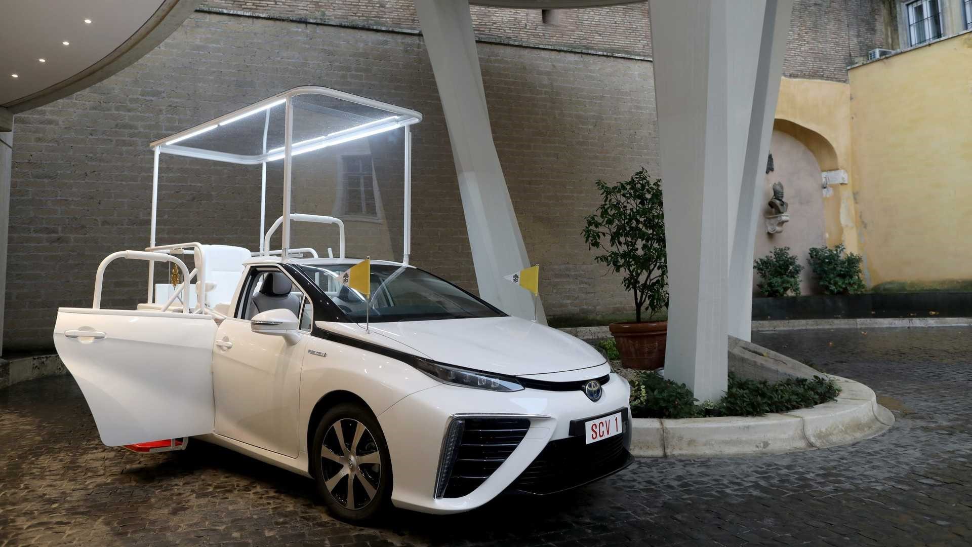 Toyota Mirai za papeža Frančiška