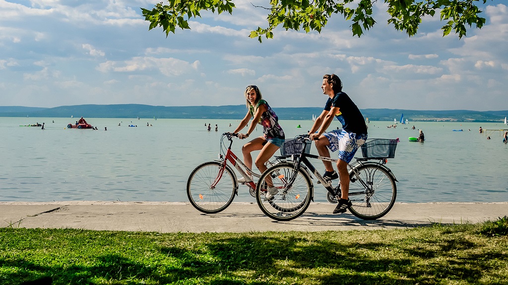 Izza ovinka: Balaton, vinski in kolesarski raj
