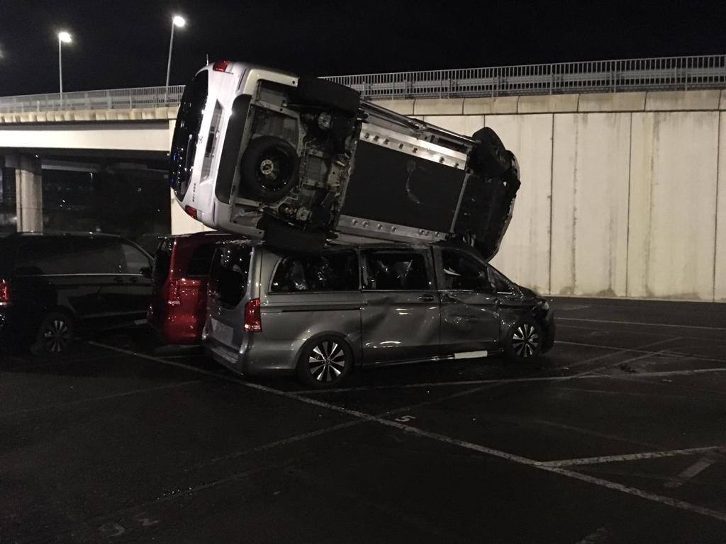 Kakšna škoda – razbitih vsaj 50 Mercedesov