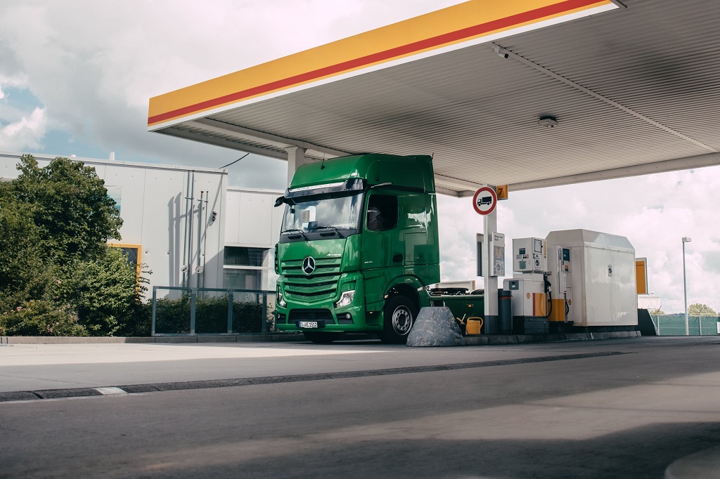 Mercedesov Actros sam plačuje gorivo