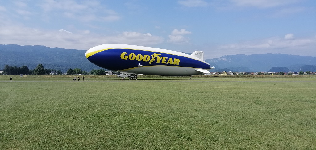 Goodyearov cepelin pobiral radovedne poglede po Gorenjski