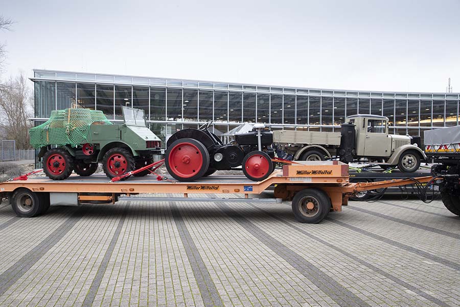 Po več desetletnem bivanju v kraju “rojstva” v svoj novi dom odhajata tudi Mercedes Benz LP 333 iz leta 1960 (priljubljena ̶