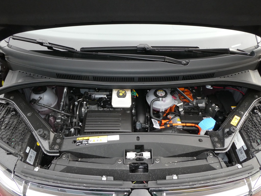 Multivana poganja hibridni sklop, ki ga sestavlja 1,4 litrski turbo bencinski motor in 85 kW elektromotor. Skupna sistemska moč znaša 218 KM