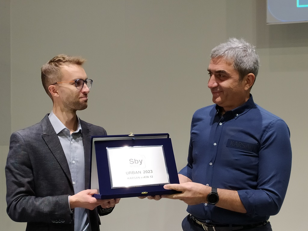 Zmagovalno plaketo je na podelitvi prevzel prvi mož Karasana Okan Baş (CEO).