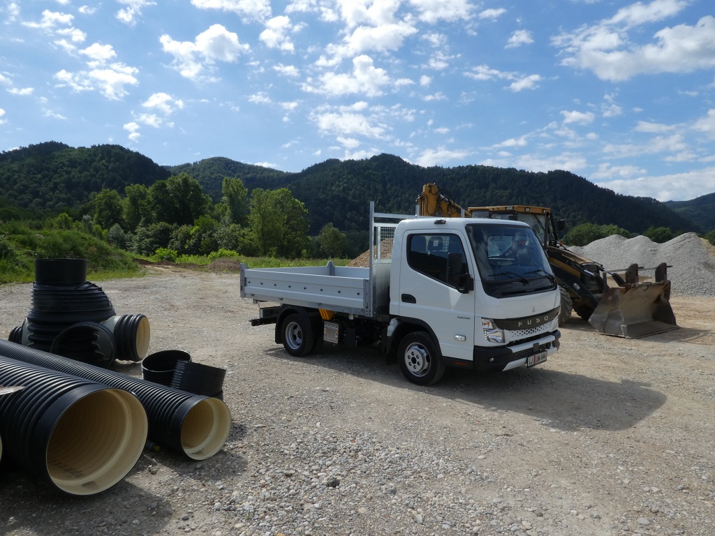 Majhen delavec z močnim hrbtom – Mitsubishijem Fuso Canter