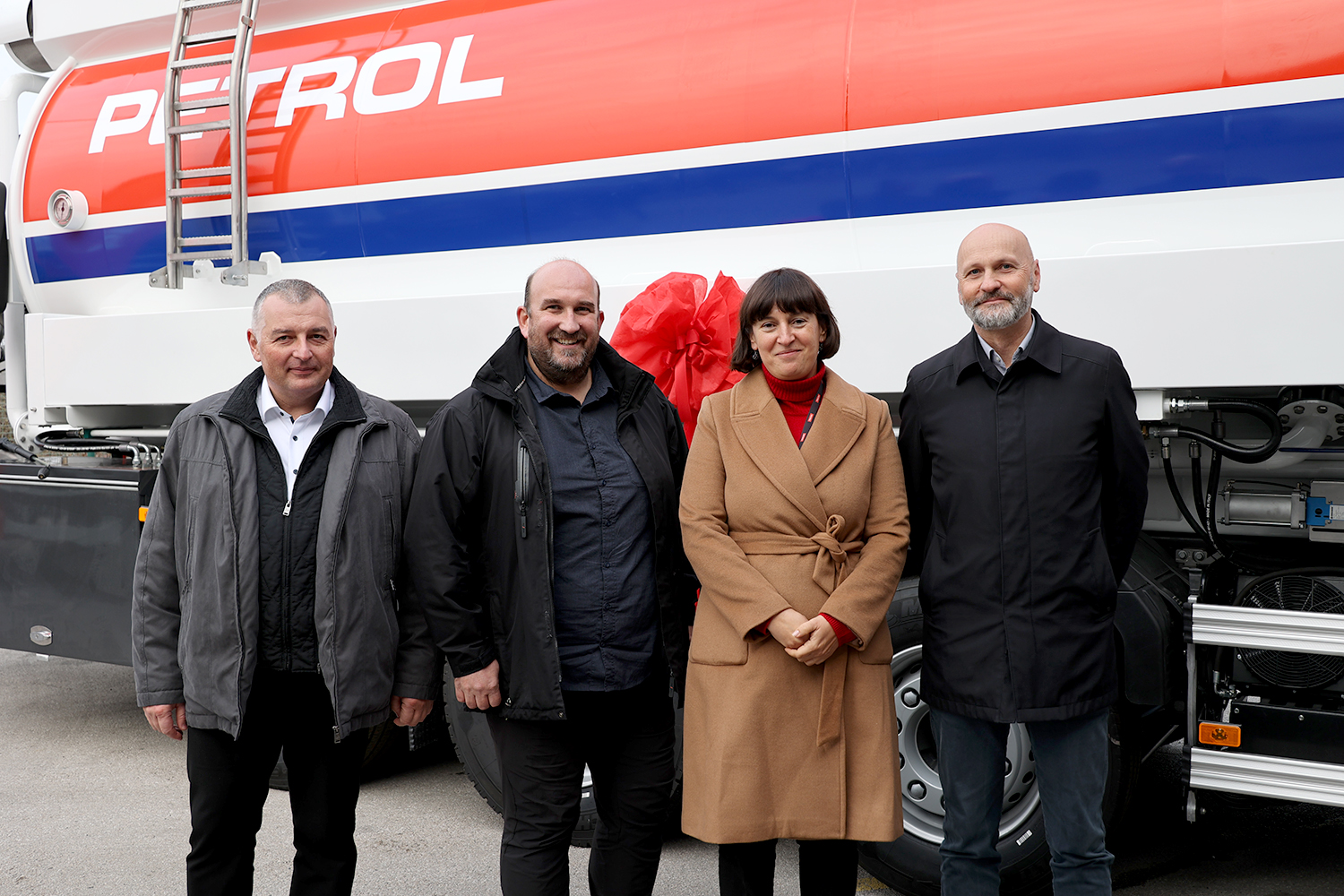 Od leve proti desni:  Vinko Planinc, izvršni direktor Operativnega poslovanja v Petrolu, Gregor Mihevc, direktor Zagotavljana obratovanja in vzdrževanja v Petrolu, Nada Drobne Popović, predsednica uprave Petrola, in Jože Bajuk, član uprave. 