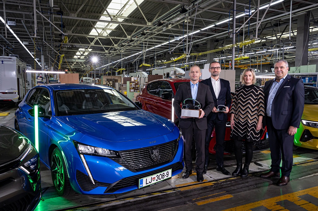 Slovenski avto leta 2023 peugeot 308 in predstavniki Peugeota: (z leve proti desni) generalni direktor P Automobil Import d.o.o. Adam Kavšek