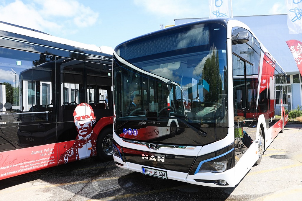 V Kranju so danes slavnostno prevzeli štiri od skupno osem naročenih sodobnih avtobusov na električni pogon MAN Lion’s City E. Vsa štiri voz