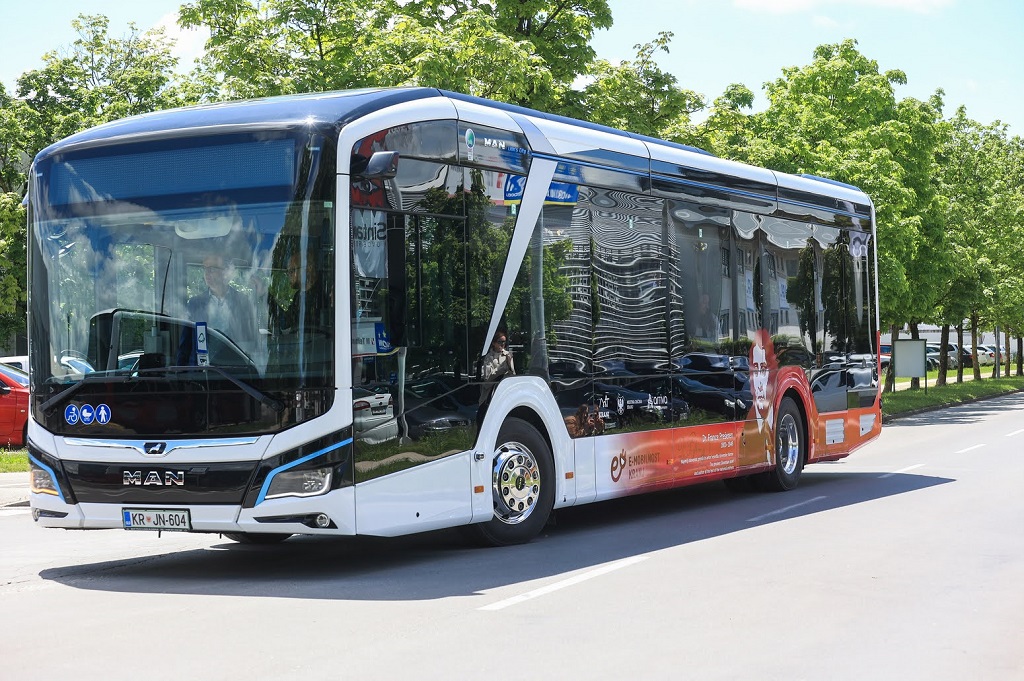V Kranju prevzeli prve štiri avtobuse na električni pogon