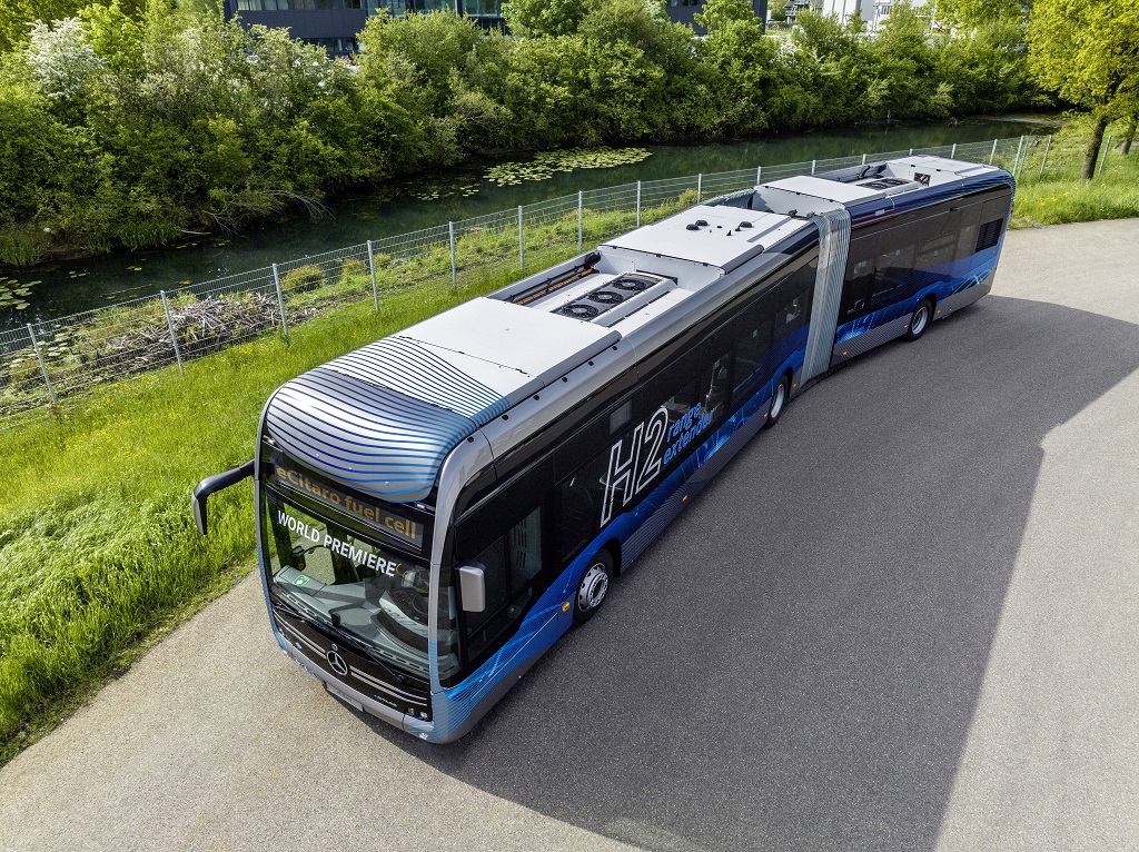 Daimler Buses je predstavil prvi serijski električni avtobus z gorivno celico, ki se uporablja kot podaljševalnik dosega: Mercedes-Benz eCit