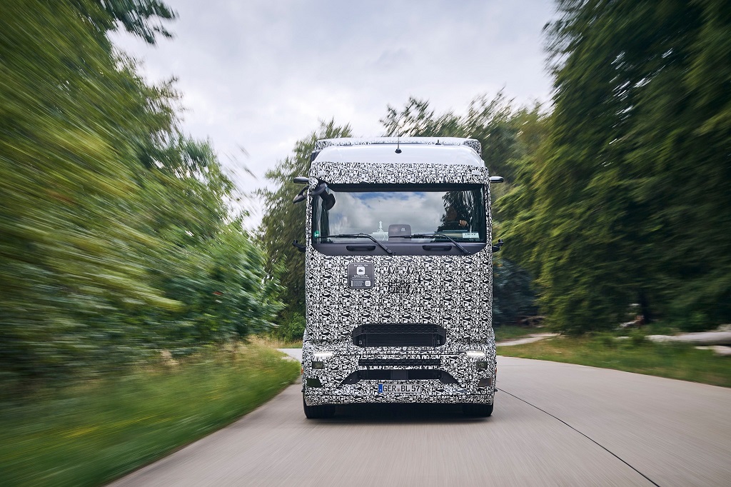 Mercedes eActros 600 na zadnjih testih pred premiero