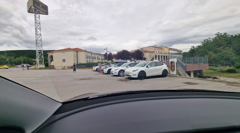 Uh, kaj pa zdaj. Čakaš 15 minut, da se nekdo odklopi, zaradi polno zasedenih polnilnih mest pa skozi kabel ne steče več kot 50 kWh elektrike