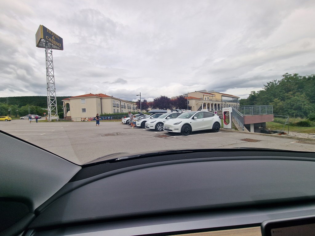 Uh, kaj pa zdaj. Čakaš 15 minut, da se nekdo odklopi, zaradi polno zasedenih polnilnih mest pa skozi kabel ne steče več kot 50 kW elektrike