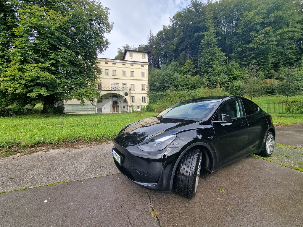 Avto je velik in prostoren z dokaj čvrstim podvozjem, sama trdota podvozja nekoliko kompenzira odsotnost štirikolesnega pogona.