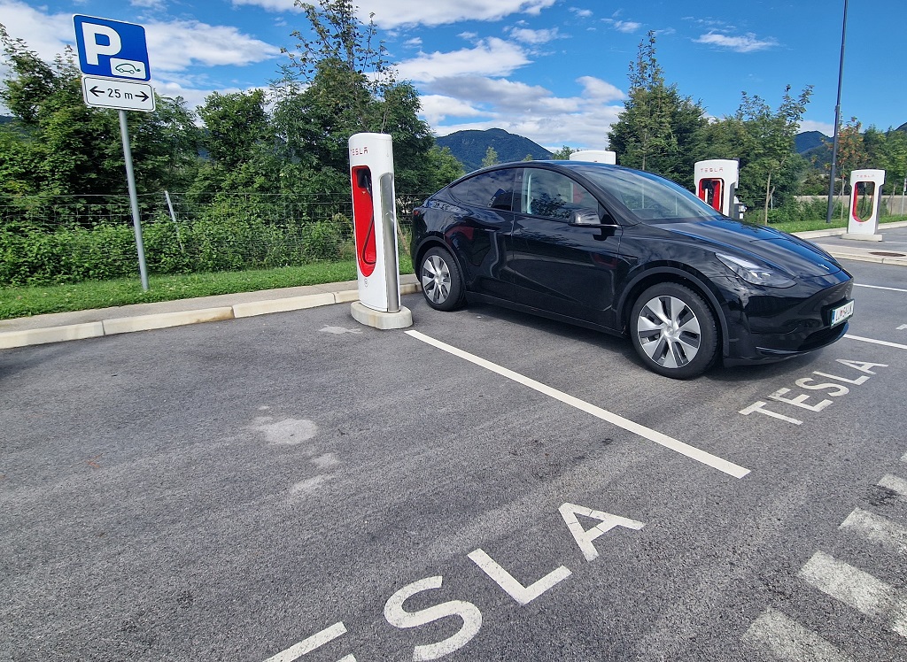 Super, prazna polnilnica in se polnimo s 125 kWh…