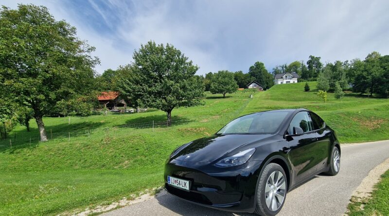 Avto je postavljen na 19-palčna kolesa s pnevmatikami 255/45.
