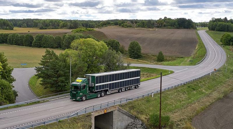 Tovornjak je priključni hibrid s 560 konjskimi močmi. Na 18-metrski prikolici je 100 kvadratnih metrov prekritih s tankimi, lahkimi in upogl