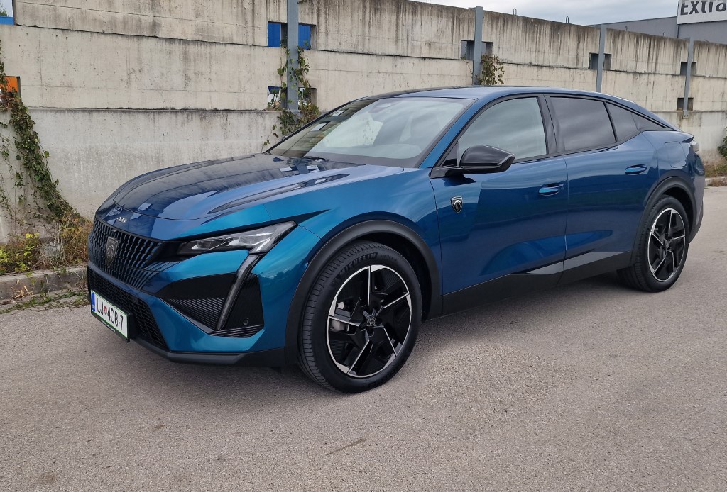 Kupci iščejo vsestranske avtomobile – Peugeot 408 hybrid