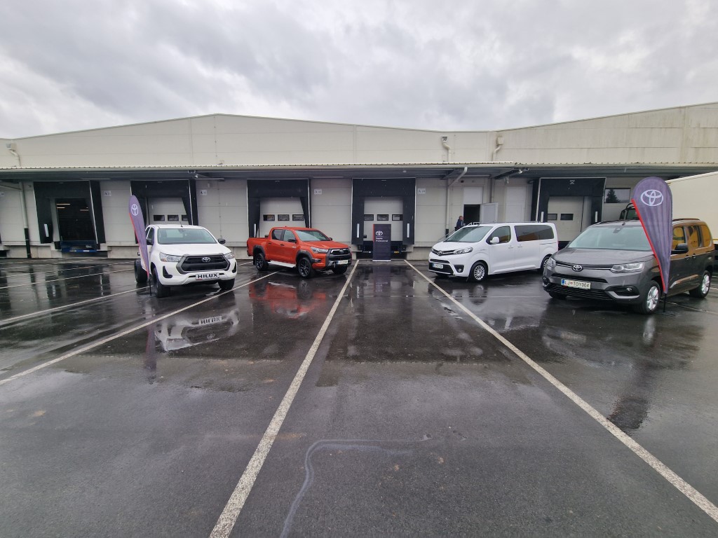 Toyota s svojo floto gospodarskih vozil se predstavi