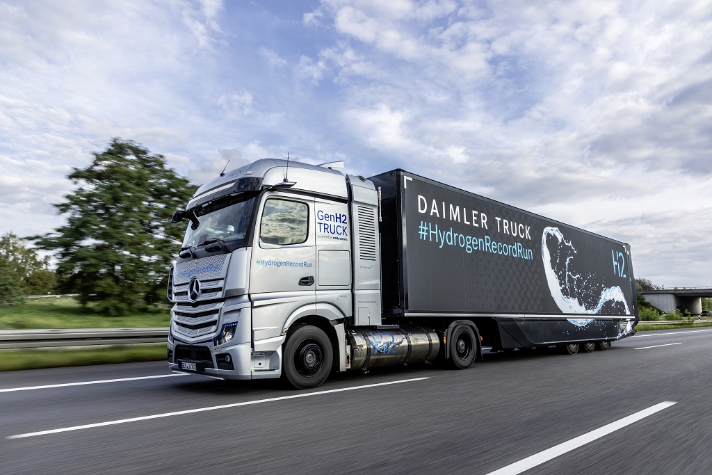 Mercedes-Benz GenH2 je z enim polnjenjem tekočega vodika prevozilo več kot 1000 kilometrov