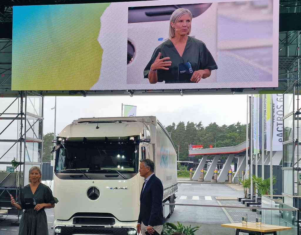 Karin Rådström, izvršna direktorica Mercedes-Benz Trucks, je razkritje prvega težkega e-tovornjaka komentirala takole: »eActros 600 pomeni p