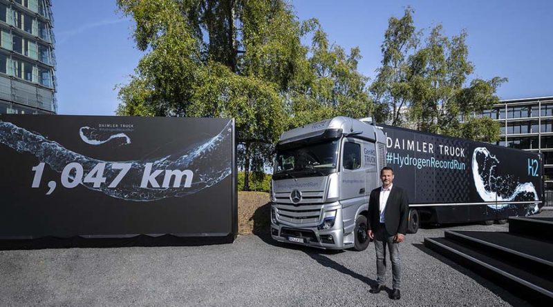 Daimler Truck daje prednost tekočemu vodiku pri razvoju pogonov na osnovi vodika. V tem agregatnem stanju ima nosilec energije bistveno večj