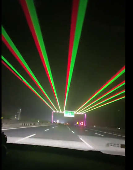 Laserji na kitajskih avtocestah: inovativna rešitev ali nevarnost za voznike?