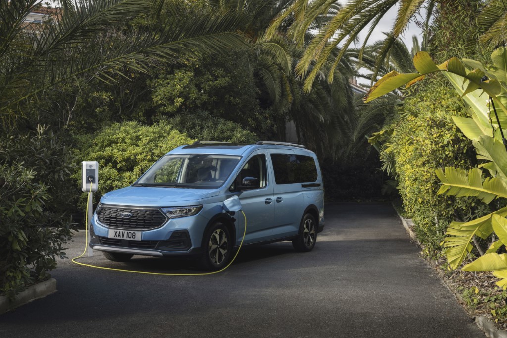 Ford Tourneo Connect je z novim pogonskim sklopom PHEV