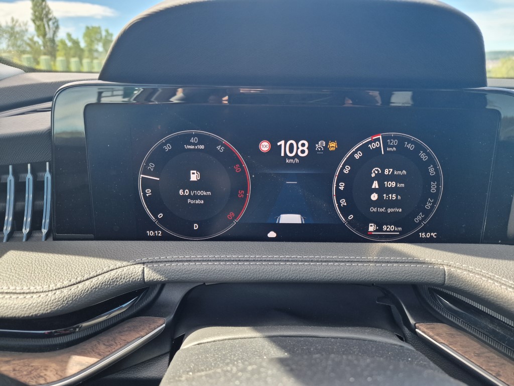 Po eni uri vožnje in opravljenih 100 kilometrih je doseg še vedno več kot 900 kilometrov. Električarji skrijte se…