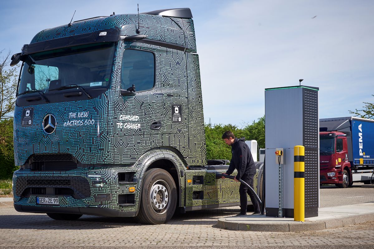 Megavatno polnjenje za električna tovorna vozila