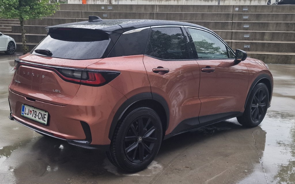 Novi Lexusov križanec je že osvojil srca številnih ljubiteljev znamke Lexus. Tudi v Sloveniji je že 40 naročil, vsi zainteresirani pa si ga 