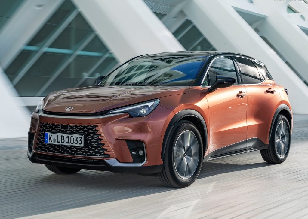 LBX je kratica za Lexus Breakthrough Crossover in želi voznikom ponuditi novo vozniško izkušnjo v razredu kompaktnih križancev.