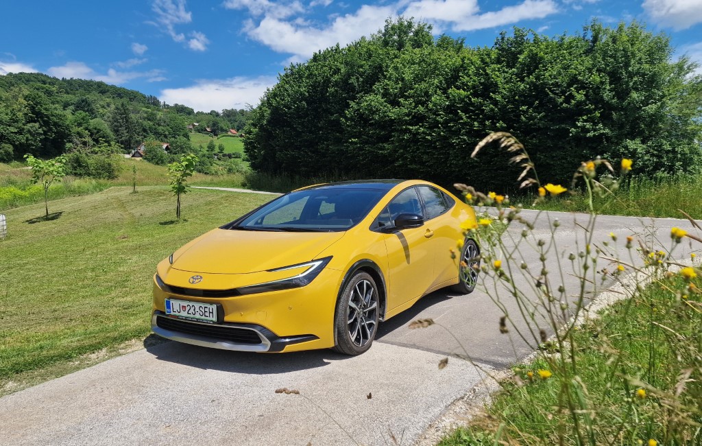 Visoko tehnološki športni kupe – Toyota Prius