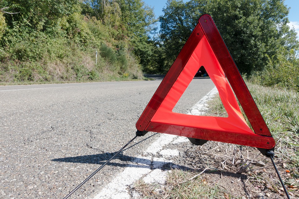 Še veste kaj sodi v obvezno opremo v avtu?